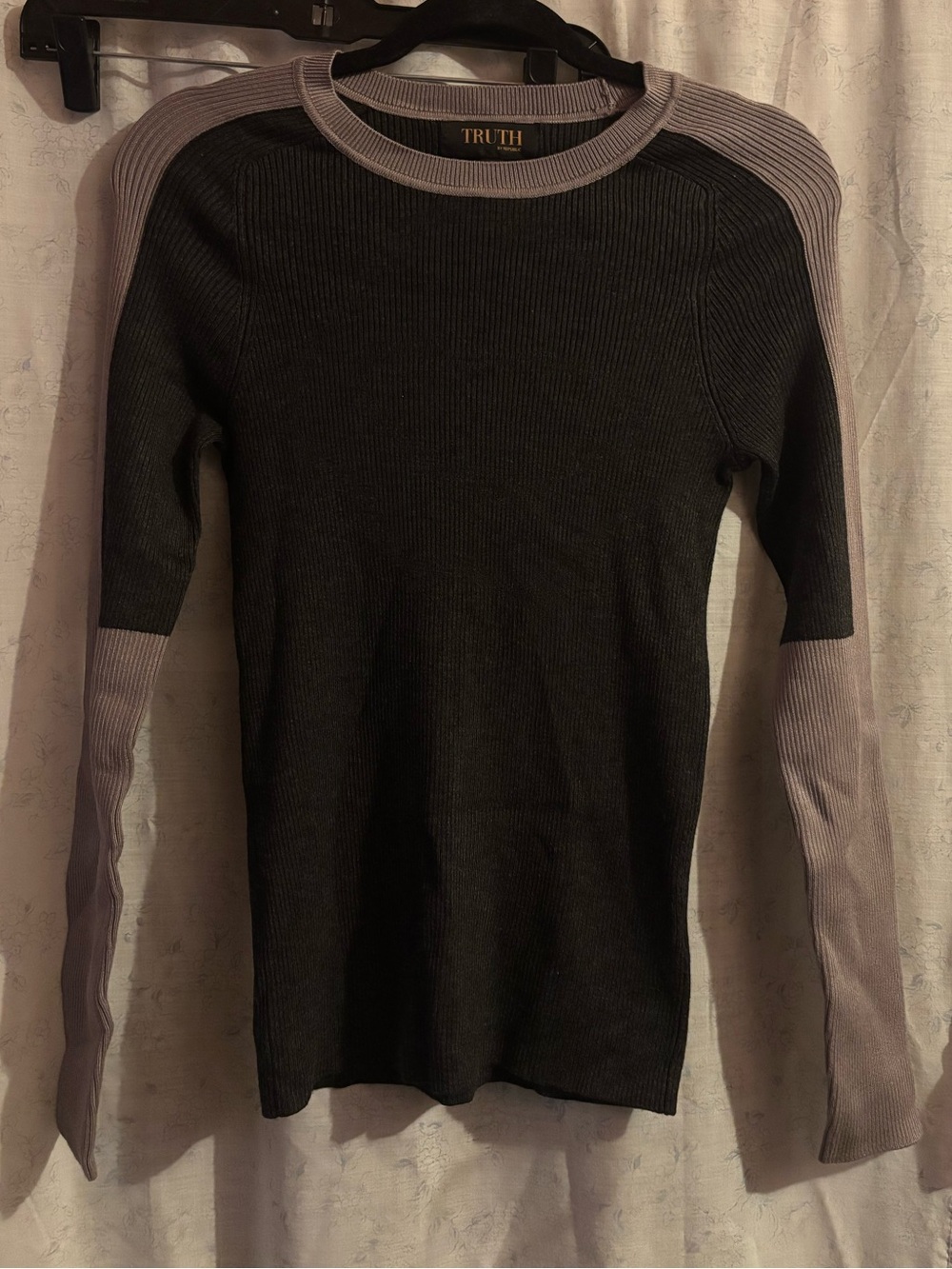TRUTH Ribbed Colorblock Crewneck Sweater - Black & Light Gray